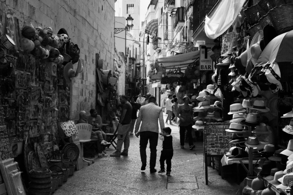 Bambino che indica un gioco